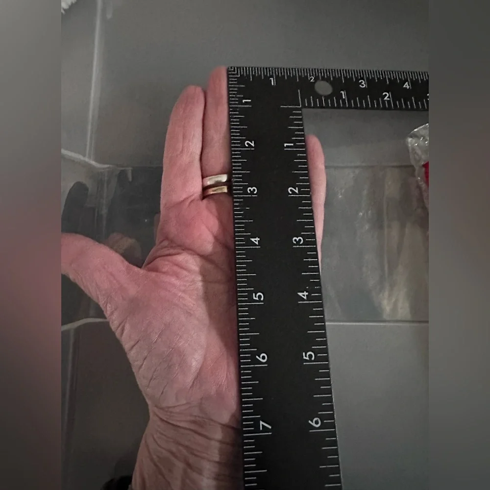 Etiquette Glove I opened the package no size on package fits me fine